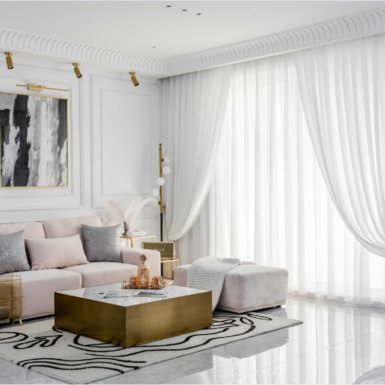 Како обичните проѕирни завеси можат да го трансформираат амбиентот и функционалноста на вашиот дом?